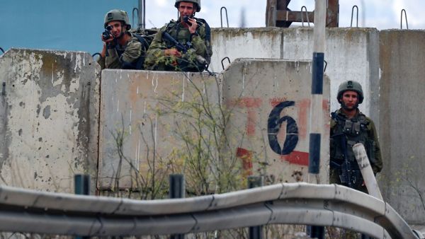 حاجز لقوات الإحتلال الاسرائيلي على أحد مداخل مدينة نابلس (أ ف ب) 