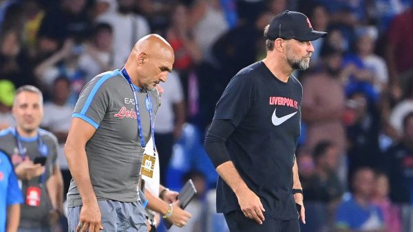 Liverpool's German manager Jurgen Klopp (R) and Napoli's Italian coach Luciano Spalletti react after Napoli won the UEFA Champions League Group A first leg football match between SSC Napoli and Liverpool FC at the Diego Armando Maradona Stadium in Naples on September 7, 2022. (Photo by Alberto PIZZOLI / AFP)