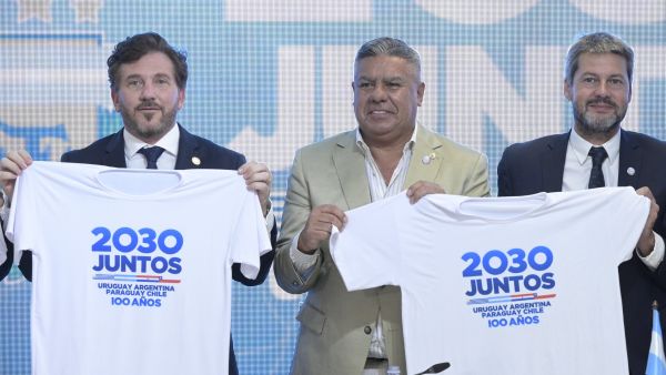 President of Conmebol Alejandro Dominguez (L), President of the Argentine Football Association Claudio "Chiqui" Tapia (C) and Argentine Tourism and Sports Minister Matias Lammens (R) pose for a picture during a press conference to launch the joint candidacy of Uruguay, Argentina, Chile and Paraguay to organize the 2030 World Cup (Photo by JUAN MABROMATA / AFP)
