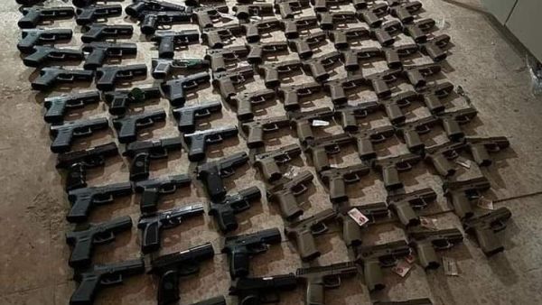 اعلنت القوات الاردنية انها عثرت على مسدسات مختلفة الأنواع عدد (127)، ومخازن (248) 