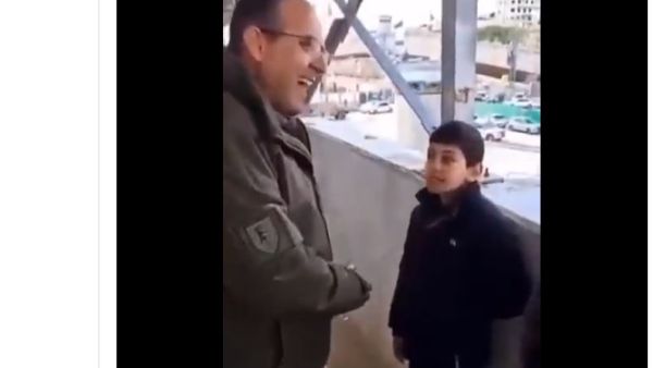  الطفل الفلسطيني كريم إياد أبو حاتوه يرفض مصافحة ضابط اسرائيلي