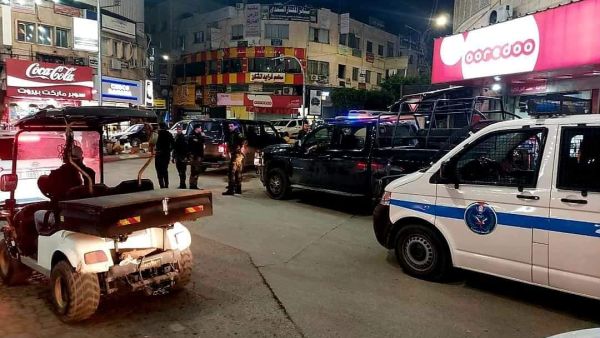 قوات امنية فلسطينية تنتشر بعد اطلاق النار على المقاطعة - الصورة عن موقع رام الله الاخباري