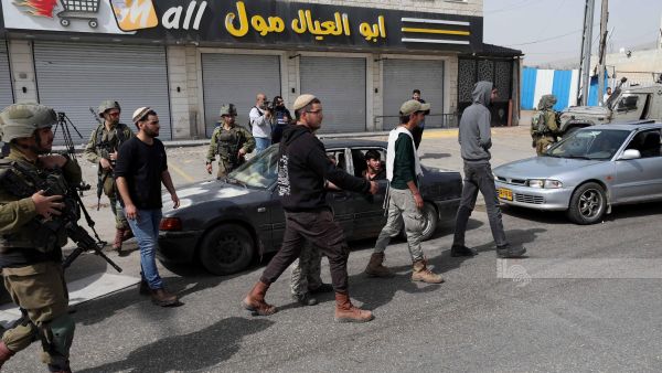 اعتداء المستوطنين بحماية الجيش الاسرائيلي - الصورة عن وكالة وفا الفلسطينية