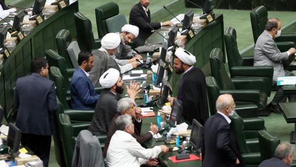  أعضاء البرلمان الإيراني خلال اجتماع في العاصمة طهران