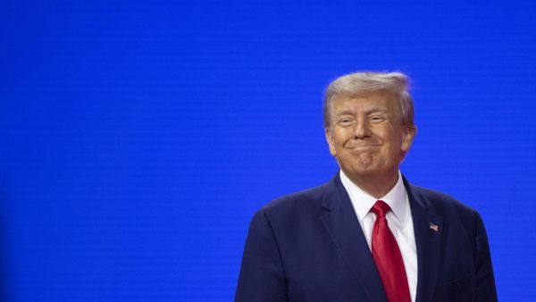 TOPSHOT - Former US President and 2024 presidential hopeful Donald Trump arrives to speak during the 2023 Conservative Political Action Coalition (CPAC) Conference in National Harbor, Maryland, on March 4, 2023. (Photo by ROBERTO SCHMIDT / AFP) Donald Trump