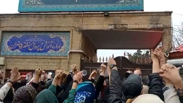 This grab taken from a UGC video made available on the ESN platform on March 4, 2023, shows families gathering and chanting slogans outside an education ministry building in Tehran, following poisoning attacks on students. (Photo by Anonymous/ESN / AFP) poisoning attacks