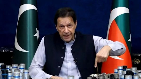 عمران خان يعرض عبوات الغاز المسيل للدموع المستهلكة التي أطلقت على منزله