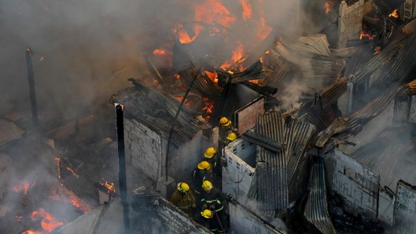 رجال الإطفاء يكافحون ألسنة اللهب بعد اندلاع حريق