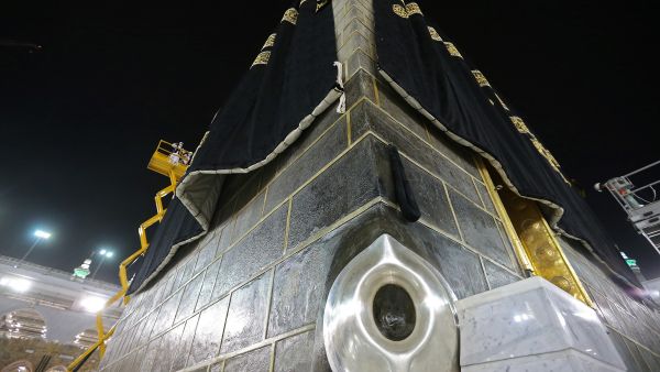  الحجر الأسود في الركن الشرقي من الكعبة المشرفه