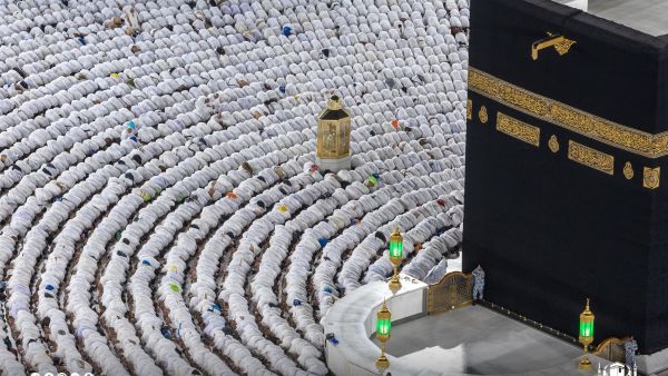 جانب من صلاة العشاء بـالمسجد الحرام في أول ليالي شهر رمضان المبارك