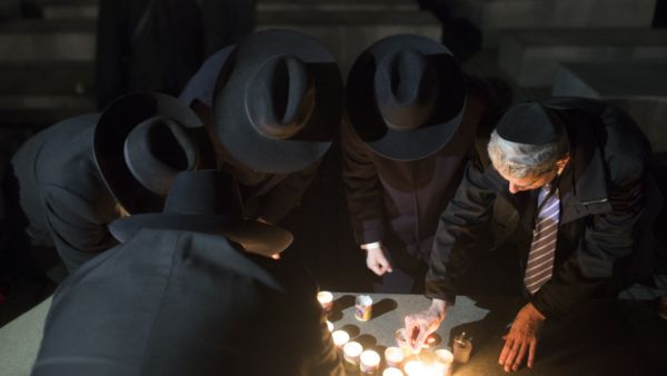 حاخامات يضعون شموعًا تذكارية