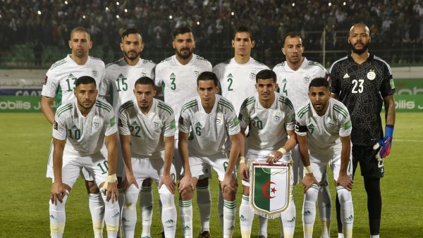 Algeria's players pose for a group picture ahead of the second leg of the 2022 Qatar World Cup African Qualifiers football match between Algeria and Cameroon at the Mustapha Tchaker Stadium in the city of Blida on March 29, 2022. (Photo by AFP)