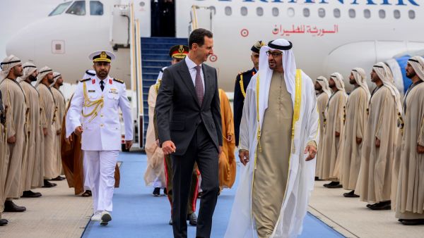 الرئيس الإماراتي الشيخ محمد بن زايد آل نهيان، يستقبل نظيره السوري بشار الأسد (أ ف ب)