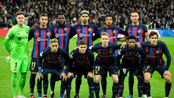 Barcelona's players pose for a team picture before the start of the Copa del Rey (King's Cup) semi final first Leg football match between Real Madrid CF and FC Barcelona at the Santiago Bernabeu stadium in Madrid on March 2, 2023. (Photo by JAVIER SORIANO / AFP)
