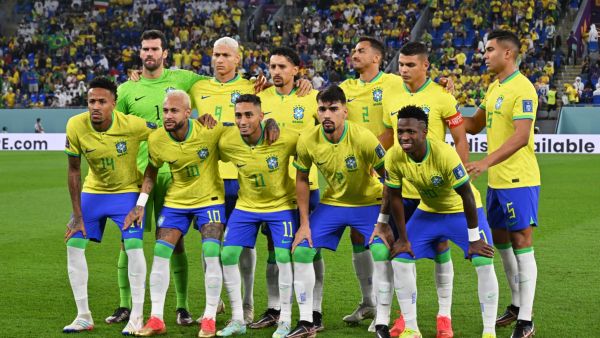 Players of Brazil pose for the team picture ahead of the Qatar 2022 World Cup round of 16 football match between Brazil and South Korea at Stadium 974 in Doha on December 5, 2022. (Photo by NELSON ALMEIDA / AFP)