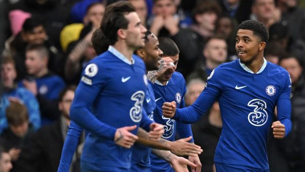 Chelsea's French defender Wesley Fofana (R) celebrates with teammates after scoring the opening goal of the English Premier League football match between Chelsea and Leeds United at Stamford Bridge in London on March 4, 2023. (Photo by JUSTIN TALLIS / AFP)