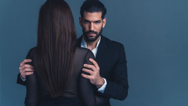 مواليد هذه الأبراج مسيطرون في العلاقات العاطفية