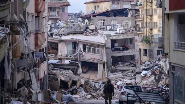 الزلزال المدمر الذي ضرب جنوب تركيا وأجزاء من شمال غرب سوريا، بلغت قوته 7.7 درجة على مقياس ريختر (أ ف ب)