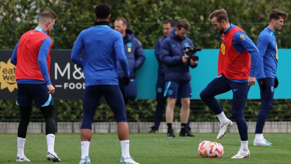 England's striker Harry Kane (2R) and teammates take part in an England football team training session at the Tottenham Hotspur Training Ground, in Enfield, north London on March 25, 2023, the eve of their Euro 2024 qualifier against Ukraine. (Photo by Adrian DENNIS / AFP)