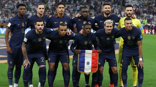 France's players pose for a team photograph ahead of the Qatar 2022 World Cup final football match between Argentina and France at Lusail Stadium in Lusail, north of Doha on December 18, 2022. (Photo by ADRIAN DENNIS / AFP)