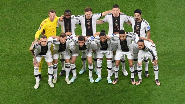 Germany team players pose for pictures before the Qatar 2022 World Cup Group E football match between Costa Rica and Germany at the Al-Bayt Stadium in Al Khor, north of Doha on December 1, 2022. (Photo by FRANCK FIFE / AFP)