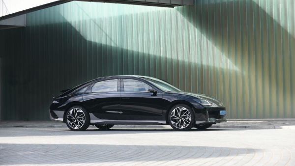 Hyundai 2023 IONIQ Hyundai 2023 IONIQ 6 SE Long Range RWD Achieves an exceptional EPA-Estimated Driving Range