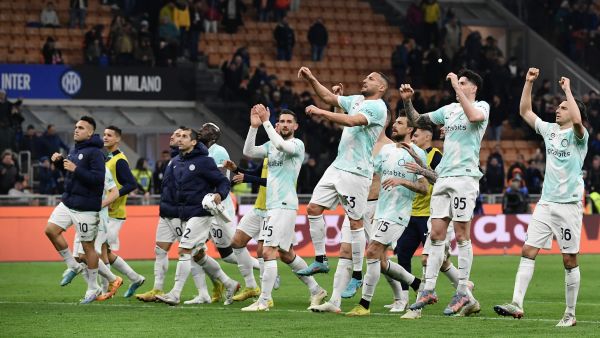 Inter players acknowledge the public at the end of the Italian Serie A football match between Inter and Lecce on March 5, 2023 at the San Siro (Giuseppe-Meazza) stadium in Milan. (Photo by Isabella BONOTTO / AFP)