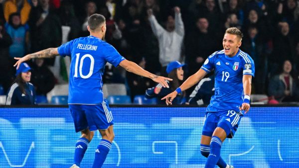 Italy's forward Mateo Retegui (R) celebrates after scoring his side's first goal during the UEFA Euro 2024 Group C qualification match between Italy and England, on March 23, 2023 at the Diego-Maradona stadium in Naples. (Photo by Alberto PIZZOLI / AFP)