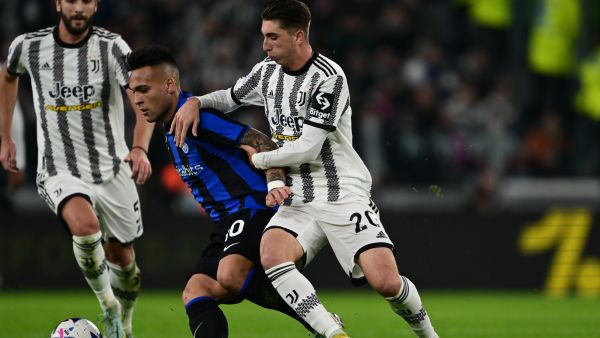 Inter Milan's Argentinian forward Lautaro Martinez (C) challenges Juventus' Italian midfielder Fabio Miretti during the Italian Serie A football match between Juventus and Inter on November 6, 2022 at the Juventus stadium in Turin. (Photo by MIGUEL MEDINA / AFP)