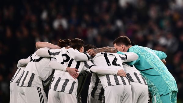 Juentus players unite prior to the UEFA Europa League round of 16 first leg football match between Juventus and SC Freiburg on March 9, 2023 at the Juventus stadium in Turin. (Photo by Marco BERTORELLO / AFP)