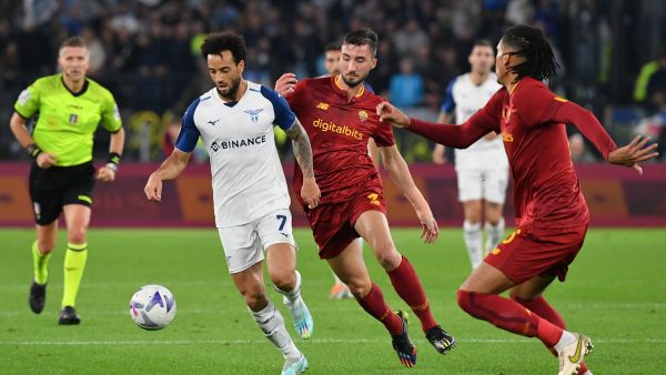 Lazio's Brazilian forward Felipe Anderson (L) and AS Roma's Italian midfielder Bryan Cristante (C) go for the ball during the Italian Serie A football match between AS Rome and Lazio on November 6, 2022 at the Olympic stadium in Rome. (Photo by Tiziana FABI / AFP)