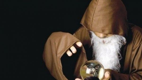 المشعوذ كان يبتز السيدات، ويطلب منهن الأموال، مقابل عدم نشر صورهن وفيديوهاتهن الفاضحة