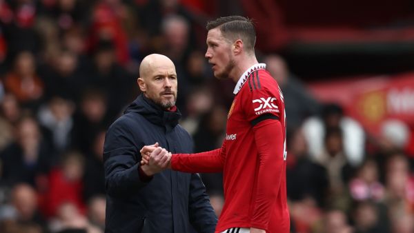 Manchester United's Dutch manager Erik ten Hag (L) gestures to Manchester United's Dutch striker Wout Weghorst (R) as he is substituted off during the English Premier League football match between Manchester United and Southampton at Old Trafford in Manchester, north-west England, on March 12, 2023. (Photo by Darren Staples / AFP)