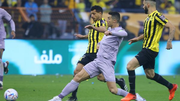 Nassr's Portuguese forward Cristiano Ronaldo (C-R) is marked by Ittihad's Egyptian midfielder Tarek Hamed (C-L) during the Saudi Super Cup semi-final football match between Al-Ittihad and Al-Nassr at the King Fahd Stadium in Riyadh on January 26, 2023. (Photo by Fayez NURELDINE / AFP)