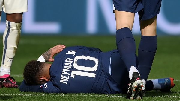 Paris Saint-Germain's Brazilian forward Neymar lays on the pitch, due to an injury following a contact with Lille's French midfielder Benjamin Andre (unseen) during the French L1 football match between Paris Saint-Germain (PSG) and Lille LOSC at The Parc des Princes Stadium in Paris on February 19, 2023. (Photo by FRANCK FIFE / AFP)