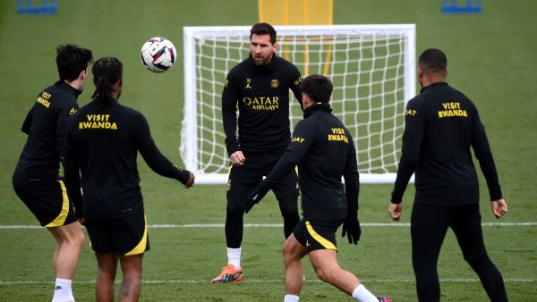 Paris Saint-Germain's Argentinian forward Lionel Messi (C) eyes the ball during a training session in Saint-Germain-en-Laye, west of Paris on March 17, 2023, on the eve of the L1 football match against Rennes. (Photo by FRANCK FIFE / AFP)