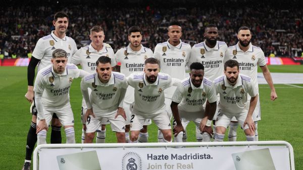 Real Madrid's players pose for a photograph prior the Spanish League football match between Real Madrid CF and Club Atletico de Madrid at the Santiago Bernabeu stadium in Madrid, on February 25, 2023. (Photo by Pierre-Philippe Marcou / AFP)