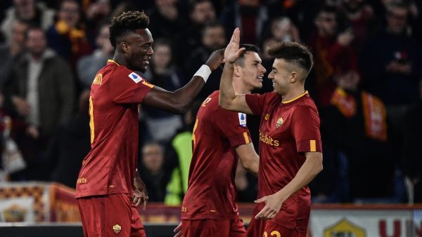 AS Roma's British forward Tammy Abraham (L) celebrates with AS Roma's Italian forward Stephan El Shaarawy after scoring during the Italian Serie A football match between AS Roma and Empoli on February 4, 2023 at the Olympic stadium in Rome. (Photo by Filippo MONTEFORTE / AFP)