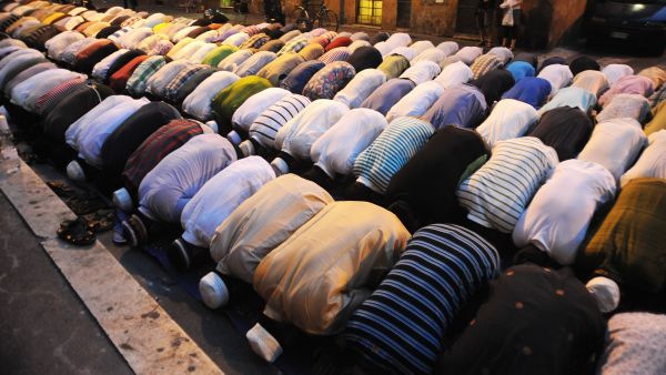 Muslim prayers echo at Manchester Cathedral in UK