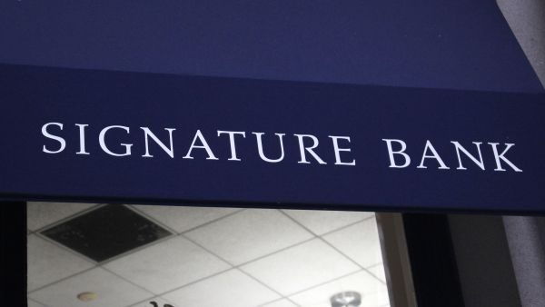 US closes down Signature Bank