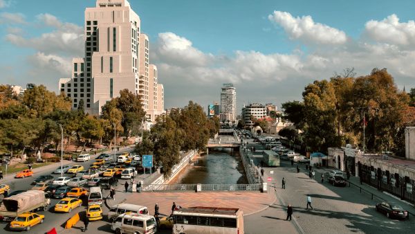 شارع شكري القوتلي وسط دمشق بجوار نهر بردى