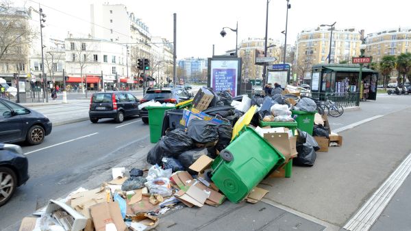Paris strikes cause spread of garbage, rats