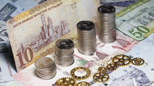 Saudi economy oil reliance tappering