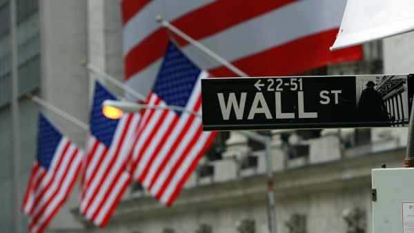 Dow shoots up 301 points at end of winning 1st Q