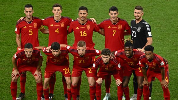 Spain players pose for the team photo prior to the Qatar 2022 World Cup Group E football match between Japan and Spain at the Khalifa International Stadium in Doha on December 1, 2022. (Photo by Jewel SAMAD / AFP)