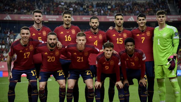 Spain's players pose for a team picture before the start of the UEFA Euro 2024 group A qualification football match between Spain and Norway at La Rosaleda stadium in Malaga on March 25, 2023. (Photo by CRISTINA QUICLER / AFP)