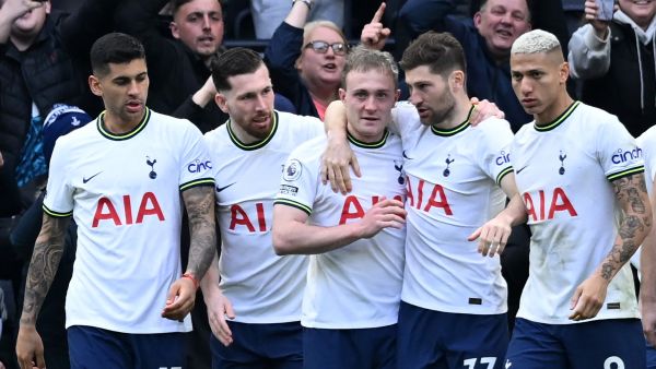 Tottenham Hotspur's English midfielder Oliver Skipp (C) celebrates with teammates after scoring the opening goal of the English Premier League football match between Tottenham Hotspur and Chelsea at Tottenham Hotspur Stadium in London, on February 26, 2023. (Photo by JUSTIN TALLIS / AFP)