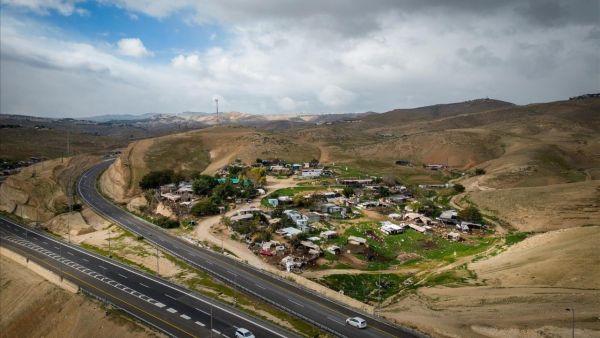 يعارض وزير الأمن إيتمار بن غفير ووزير المالية بتسلئيل سموتريتش نية الحكومة المعلنة للتراجع عن وعدها بإخلاء الخان الأحمر