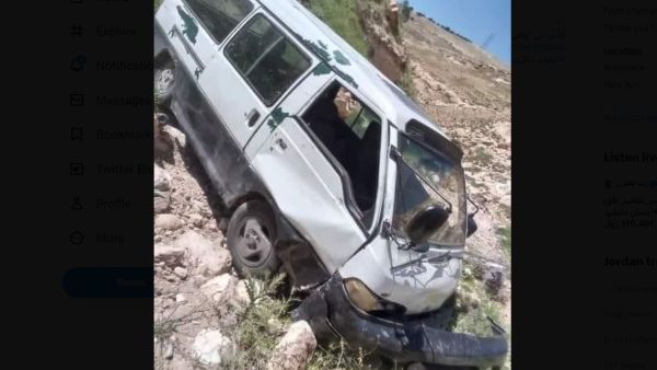 اردني يرمي بسيارته بعد مخالفة سير