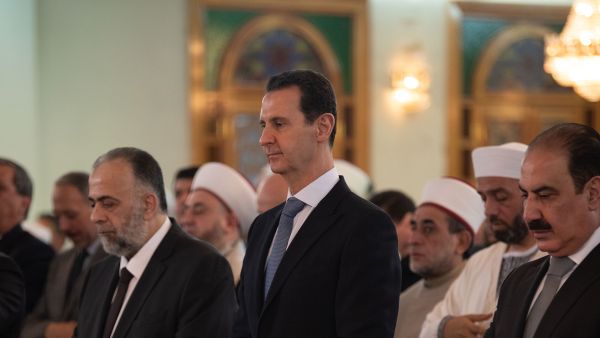 الأسد يؤدي صلاة عيد الفطر في حي المزة بدمشق